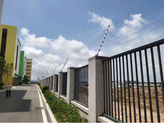 學(xué)校安裝電子圍欄的必要性，學(xué)生翻墻外出感染